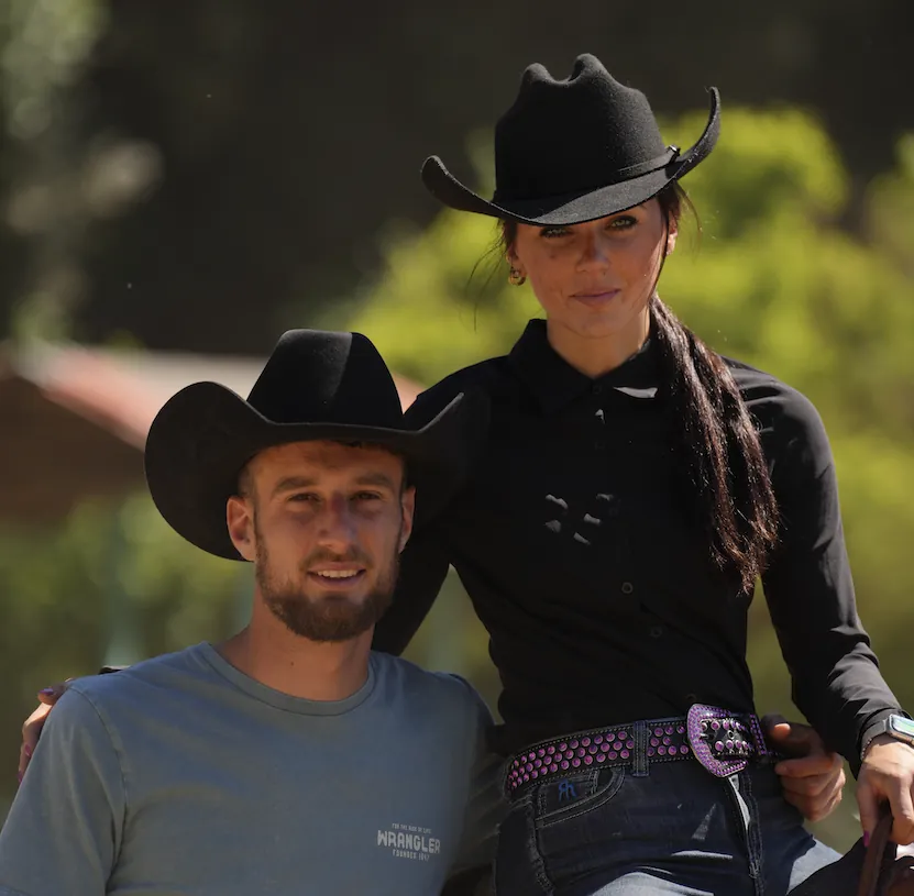 Due cavalieri del team Don Chisciotte con cappello western